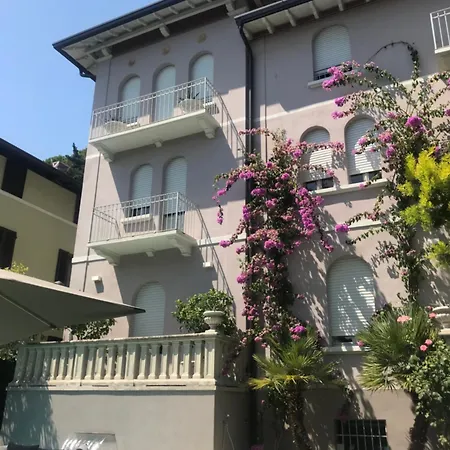 Jugendstilvilla Mit Pool In Gardone Riviera, Gardasee Вилла