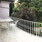 Lucia Mit Pool In Gardone Riviera, Gardasee